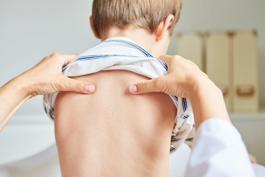 Kiné posturale sur l'enfant